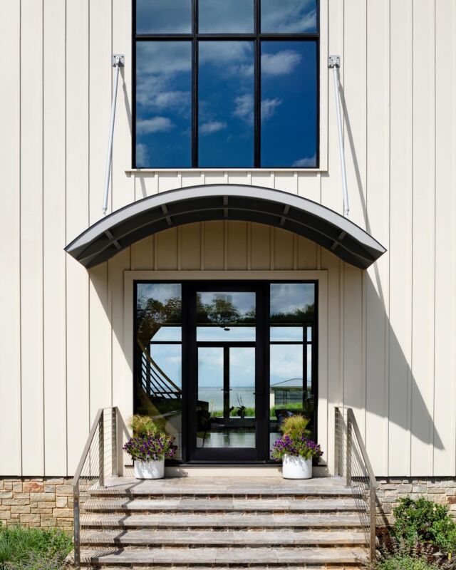 Hope everyone had a Happy Thanksgiving!

Architect: @kimmel_studio_architects 
Interior Design: @catherine_ipd 
Photography: @jenniferhughesphoto 

#lynbrookbuilders #designinspiration #customhomebuilder #lynbrookofannapolis #fineresidentialconstruction #waterfronthomesannapolis #customhomesannapolis #architectdesignedhomes #marylandwaterfront #marylandbuilder #chesapeakebaywaterfront #exteriorhomedesign #waterfrontliving 
#waterfrontconstruction #happythanksgiving